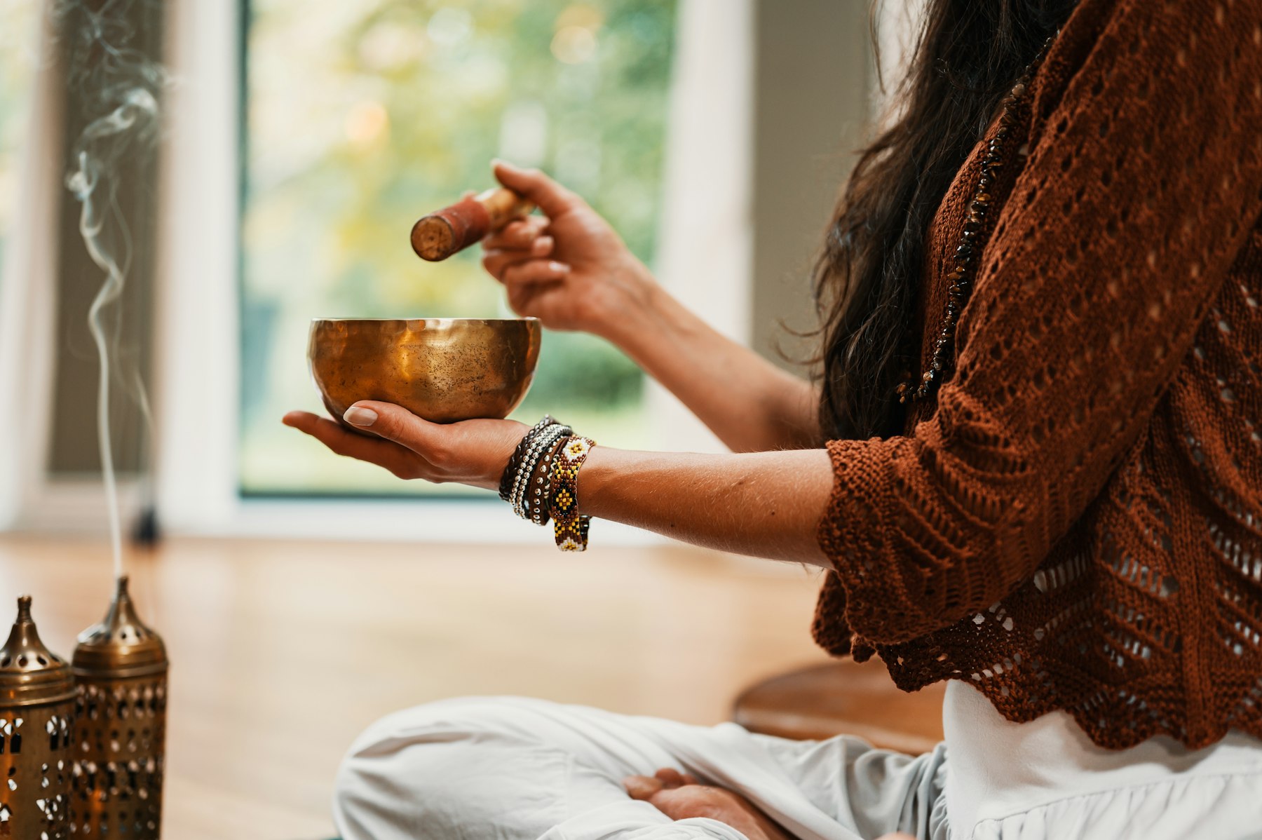 Bol tibetan și fum de tămâie în timpul unui sound bath